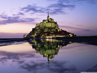 Castle night reflection water purple - a reflection free wallpaper