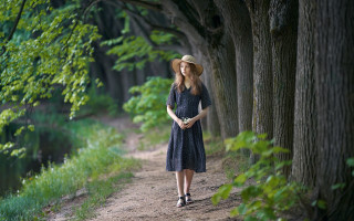 Woman hat dirt path forest - anka zhuravleva free wallpaper