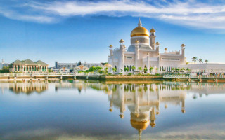 Large white building golden dome 2 - a golden dome free wallpaper