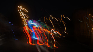 Blurry streetlight night lights building - a blurry photo of a street light free wallpaper