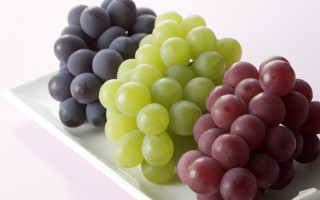 Grapes white tablecloth photorealism 3d - a white tablecloth free wallpaper