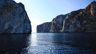 Large rock formation water mountain - sense of depth free wallpaper