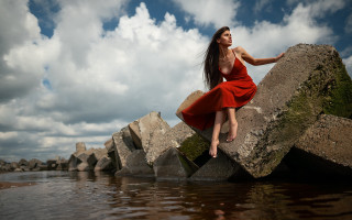 Woman red dress sitting rock 4 - a rock free wallpaper for desktop