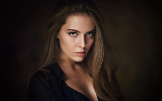 Eszter mattioni portrait longhair blackshirt - a black background free wallpaper for desktop