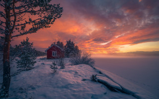 Red house snowy hill sunset - top of a snow free wallpaper