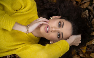 Woman yellow sweater jewelry smiling - a yellow sweater free wallpaper