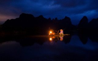 Man boat night flashlight tent - a flashlight free wallpaper for desktop