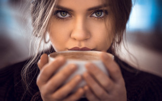 Woman coffee serious eyes blurry - perfect eye free wallpaper