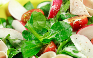 Salad spinach tomatoes mozzarella impressionist - close free wallpaper