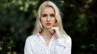 Blonde woman portrait forest bokeh - head and shoulders portrait free wallpaper for desktop