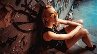 Woman sunglasses sitting graffiti portrait - graffiti art free wallpaper