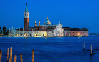 Large building tower water night - canaletto free wallpaper