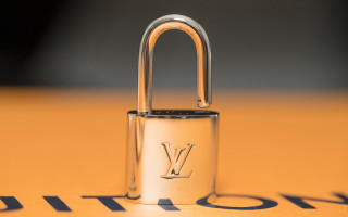 Golden padlock v table letters - letter free wallpaper