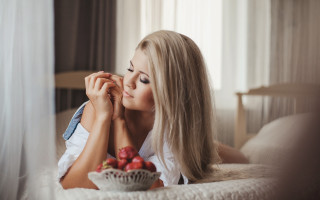 Woman blonde holding fruit romantic - a bowl of fruit free wallpaper