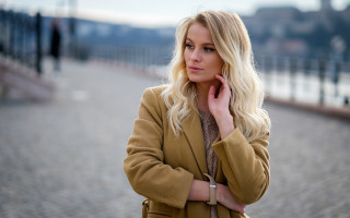 Blonde woman street serious makeup - blonde hair free wallpaper for desktop