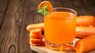 Carrot juice garnish wooden table - a wooden table free wallpaper for desktop