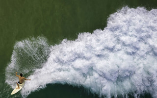 Surfing man wave ocean berry - aerial view free wallpaper for desktop