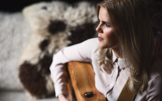 Woman guitar couch blonde bokeh - akseli gallenkallela free wallpaper for desktop