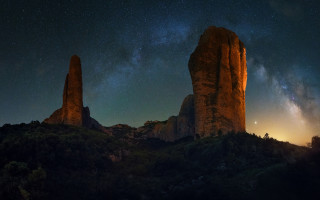 Mountain starry sky clouds rocks - a few cloud above free wallpaper