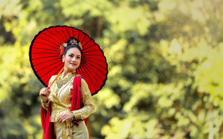 Woman chinese dress red umbrella - phuoc quan free wallpaper