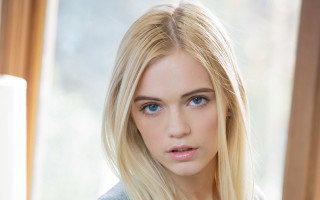 Blonde woman blue eyes serious 6 - emma geary free wallpaper