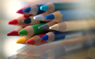 Colored pencils blurry background childs - pastell free wallpaper