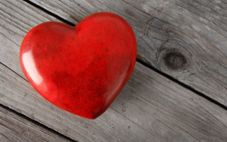 Red heart wooden surface gray - ambient free wallpaper