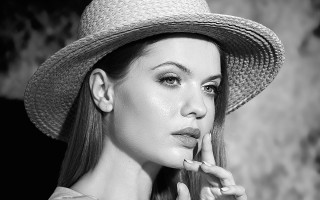 Eszter mattioni portrait hat blurry - her lip free wallpaper