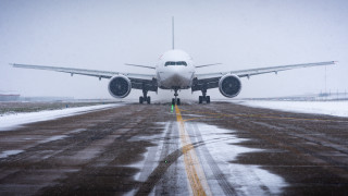 Large jetliner snowy runway tilt - a yellow line free wallpaper