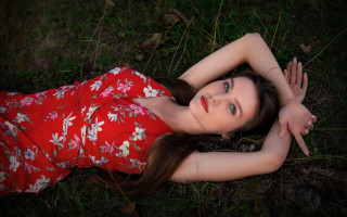 Red dress woman lying in - her eye free wallpaper for desktop