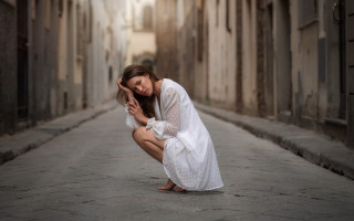 Woman kneeling alleyway blurry portrait - andrea orcagna free wallpaper