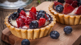 Pies blueberries strawberries wooden board - a wooden board free wallpaper