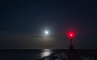 Red light ocean night moon - a moon in the sky free wallpaper