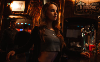 Woman bar hologram blue eyes - a bar free wallpaper