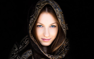 Woman scarf portrait blue eyes - a scarf free wallpaper for desktop