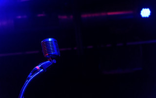 Microphone bluelight darkbackground applelogo night - studio light free wallpaper for desktop