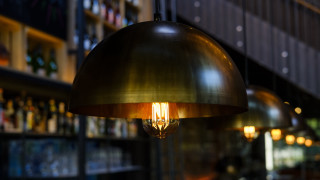 Hanging light bar bottles bokeh - free light wallpaper for desktop