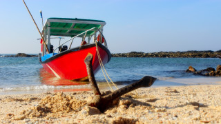 Boat beach rock tilt shift - ding guanpeng free wallpaper for desktop