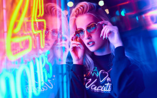 Aramenta vail retrowave neon hologram - a neon sign behind her free wallpaper