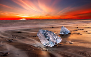 Icebergs beach sunset red sky - a red sky in the background free wallpaper