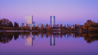 City skyline reflection dusk purple - viennese actionism free wallpaper