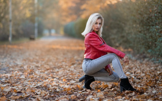 Woman leaves red jacket autumn - a pile free wallpaper