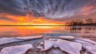 Sunset lake ice floes trees - a sunset over a lake free wallpaper