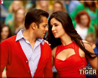 Man woman red standing together - a crowd of people free wallpaper