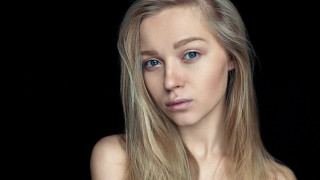 Blonde woman blue eyes portrait 4 - long blonde hair free wallpaper