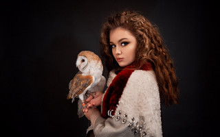 Woman owl black background portrait - a black background in the background free wallpaper