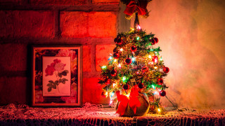 Christmas tree lights brick wall - naive free wallpaper