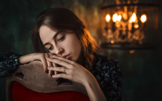 Woman sitting chandelier portrait blurry - anka zhuravleva free wallpaper