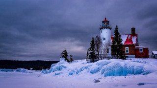 Lighthouse ice snow winter cloudy 2 - a red roof free wallpaper