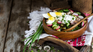 Bowl food wooden spoon table - a bowl of food free wallpaper